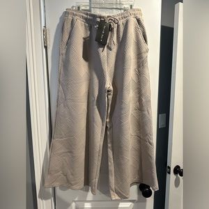 Tan textured wide leg crop pants 1X new with tags